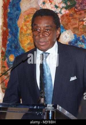 Don Cornelio fu per presentare la candidatura per il Soul Train, Lady Soul Awards -2002 presso il ristorante Spago in Beverly Hills Los Angeles. Luglio 23, 2002. - DonCornelius01.jpgDonCornelius01 evento nella vita di Hollywood - California, tappeto rosso Evento, verticale, STATI UNITI D'AMERICA, industria cinematografica, celebrità, fotografia, Bestof, arte cultura e intrattenimento, Topix celebrità moda / dal tappeto rosso-, una persona, verticale, migliori della vita di Hollywood, evento nella vita di Hollywood - California, moquette rossa e dietro le quinte, USA, industria cinematografica, celebrità celebrità di film, TV celebritie Foto Stock