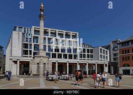 Londra, Gran Bretagna, 22 Aprile 2018 : Paternaoster Square, il quartiere rinnovato intorno a Saint-Paul cattedrale Foto Stock