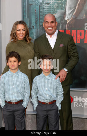 Premiere di 'Rampage" presso il Teatro di Microsoft - Arrivi con: valutazione, Tito Ortiz figli dove: Los Angeles, California, Stati Uniti quando: 04 Apr 2018 Credit: Nicky Nelson/WENN.com Foto Stock