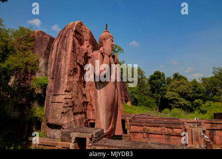 Statua colossale di Avukana immagine del Buddha in Sri Lanka Foto Stock