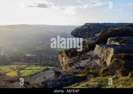Vista dal bordo Curbar nel Peak District, Regno Unito guardando giù per la valle Foto Stock