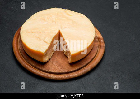 Tutta la testa rotonda e pezzi di parmigiano o di parmigiano Foto Stock