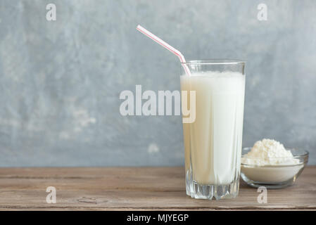 La vaniglia Protein Shake. Un sano Sport Fitness Drink con la proteina del siero di latte. Frullato di vaniglia. Foto Stock