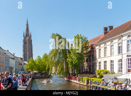 Bruges, Belgio: Mai 5,2018 - fiume Dijver con la torre cathdral sullo sfondo. Foto Stock