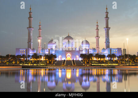 Sheikh Zayed Grande Moschea di Abu Dhabi, città capitale degli Emirati Arabi Uniti. Moschea è costruito da italiano in marmo bianco. La riflessione nel lago Foto Stock