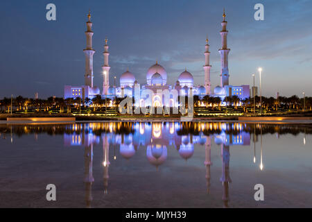 Sheikh Zayed Grande Moschea di Abu Dhabi, città capitale degli Emirati Arabi Uniti. Moschea è costruito da italiano in marmo bianco. La riflessione nel lago Foto Stock