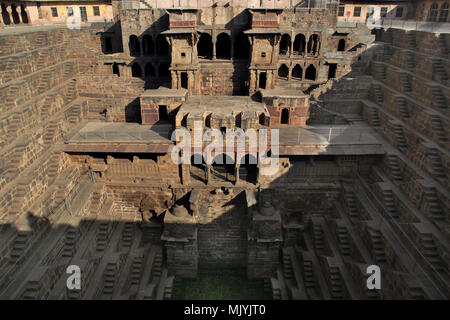 Suggestivo vecchio passo bene in India (Chand Baori nel villaggio di Abhaneri) Foto Stock