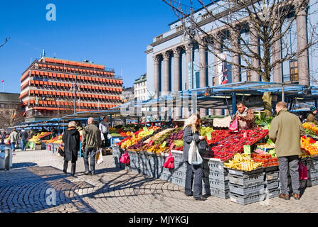 Stoccolma, Svezia - 14 Aprile 2010: fieno Square. Mercato il prossimo al Royal Concert Hall nel centro della città Foto Stock