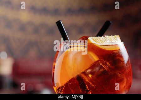 Primo piano di gustosi cocktail alcolico con fettine di arancia e ghiaccio naturale. Foto Stock