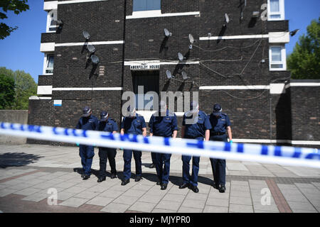 I funzionari di polizia del pettine cordoned area in Camberwell New Road, Southwark, Londra Sud, come 17-anno-vecchio Rhyhiem Ainsworth Barton è stato ucciso a Warham Street il sabato sera dopo ufficiali erano chiamati a rapporti di spari sulla vicina strada cuochi. Foto Stock