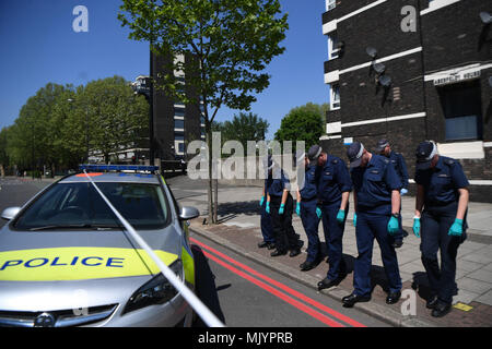 I funzionari di polizia del pettine cordoned area in Camberwell New Road, Southwark, Londra Sud, come 17-anno-vecchio Rhyhiem Ainsworth Barton è stato ucciso a Warham Street il sabato sera dopo ufficiali erano chiamati a rapporti di spari sulla vicina strada cuochi. Foto Stock