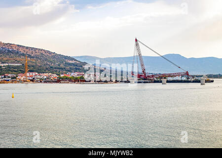 Costruzione di ponti - gru sopra il mare adriatico porto di Trogir, Croazia Foto Stock