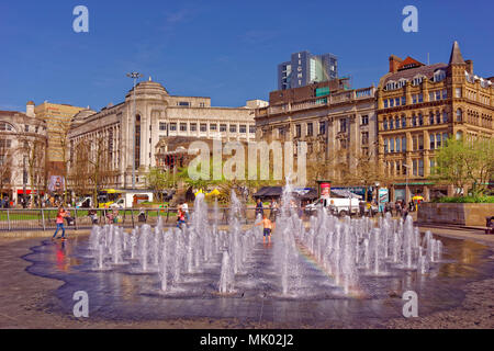 Piccadilly Gardens e fontane nel centro della città di Manchester, Greater Manchester, Inghilterra, Regno Unito. Foto Stock