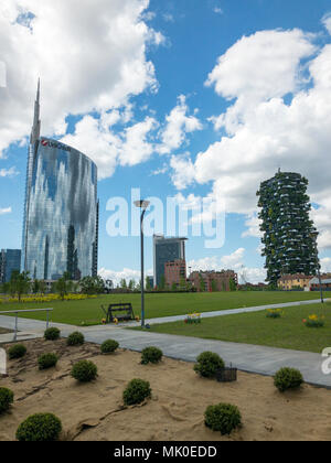 Fondazione Riccardo Catella, Unicredit tower e bosco verticale, Biblioteca di alberi, new park a Milano, grattacieli. Aprile, 30, 2018. Lombardia, Italia Foto Stock