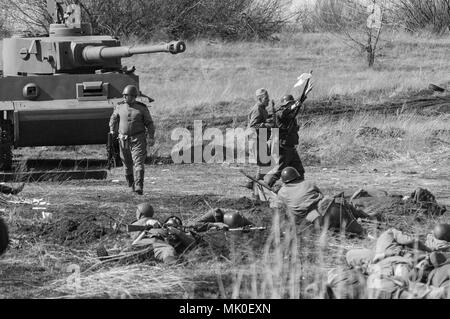 2018-04-30 La Samara, Russia. La vittoria dei soldati dell'esercito sovietico nella battaglia per le truppe tedesche. La ricostruzione delle ostilità in un Foto Stock