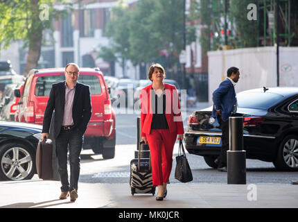 Arlene Foster, leader dei democratici di partito unionista, arriva per il Andrew Marr Show alla BBC Foto Stock