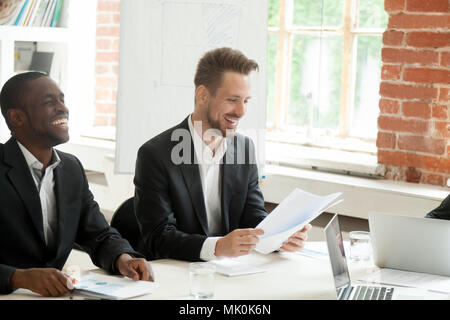 I lavoratori di sesso maschile analizzando i rapporti di cordiale atmosfera di office Foto Stock