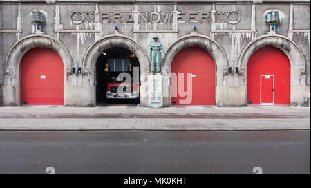 Vista sulla facciata della città vecchia stazione dei vigili del fuoco (brandweer) ad Anversa, in Belgio. Foto Stock