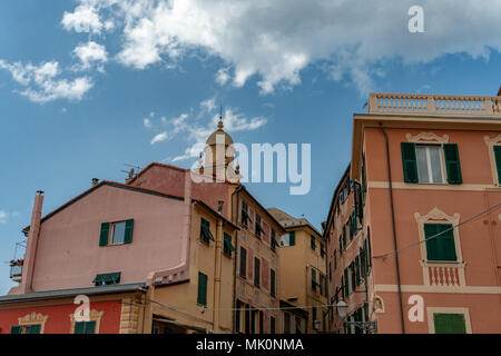 A Genova Nervi villaggio storico quartiere tipiche case dipinte Foto Stock