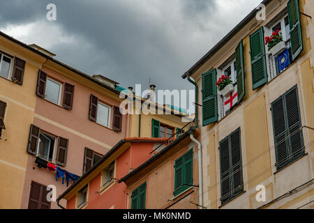 A Genova Nervi villaggio storico quartiere tipiche case dipinte Foto Stock