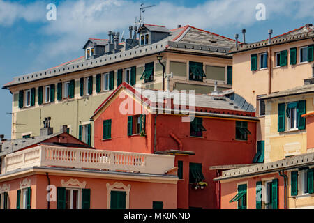 A Genova Nervi villaggio storico quartiere tipiche case dipinte Foto Stock