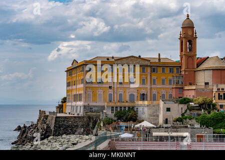 A Genova Nervi villaggio storico quartiere tipiche case dipinte Foto Stock