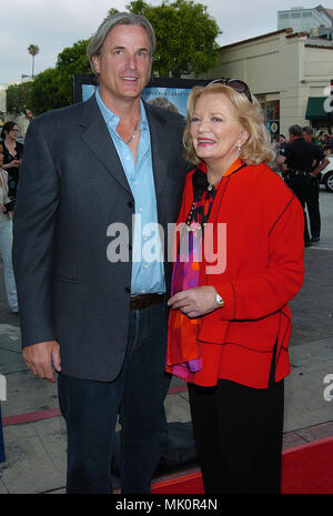 Il regista Nick Cassavetes che posano con Gena Rowlands al Notebook Premiere al Westwood Village Theatre di Los Angeles. Giugno 21, 2004. - CassavetesNick RowlandsG031.JPG - CassavetesNick RowlandsG031.JPGCassavetesNick RowlandsG031 evento nella vita di Hollywood - California, tappeto rosso Evento, verticale, STATI UNITI D'AMERICA, industria cinematografica, celebrità, fotografia, Bestof, arte cultura e intrattenimento, Topix celebrità moda / dal tappeto rosso-, verticale, migliori della vita di Hollywood, evento nella vita di Hollywood - California, tappeto rosso , STATI UNITI, industria cinematografica, Cele Foto Stock
