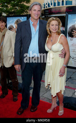 Il regista Nick Cassavetes e moglie arrivando al Notebook Premiere al Westwood Village Theatre di Los Angeles. Giugno 21, 2004. - CassavetesNick moglie019.JPG - CassavetesNick moglie019.JPGCassavetesNick moglie019 evento nella vita di Hollywood - California, tappeto rosso Evento, verticale, STATI UNITI D'AMERICA, industria cinematografica, celebrità, fotografia, Bestof, arte cultura e intrattenimento, Topix celebrità moda / dal tappeto rosso-, verticale, migliori della vita di Hollywood, evento nella vita di Hollywood - California, tappeto rosso , STATI UNITI, industria cinematografica, celebrità, celebri film Foto Stock