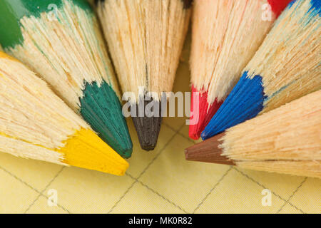 Molti taglienti affilati matite colorate close-up sullo sfondo Foto Stock