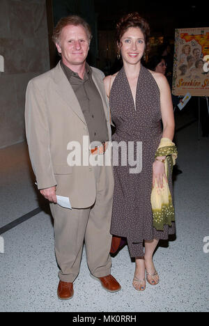 Gordon Clapp e moglie arrivando a lo stato del sole premiere al Pacific Design Center di Los Angeles. Giugno 18, 2002. - ClappGordon moglie10.jpg - ClappGordon moglie10.JPGClappGordon moglie10 evento nella vita di Hollywood - California, tappeto rosso Evento, verticale, STATI UNITI D'AMERICA, industria cinematografica, celebrità, fotografia, Bestof, arte cultura e intrattenimento, Topix celebrità moda / dal tappeto rosso-, verticale, migliori della vita di Hollywood, evento nella vita di Hollywood - California, tappeto rosso , STATI UNITI, industria cinematografica, celebrità celebrità di film, TV celebrità, Foto Stock