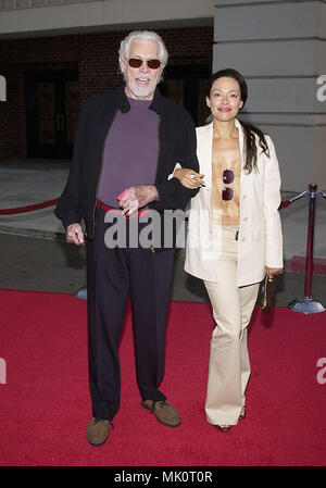 James Coburn e moglie di arrivare al TNT premiere film di James Dean sulla Warner Studio Theatre di Los Angeles. Luglio 25, 2001 © Tsuni - CoburnJames moglie05.JPGCoburnJames moglie05 evento nella vita di Hollywood - California, tappeto rosso Evento, verticale, STATI UNITI D'AMERICA, industria cinematografica, celebrità, fotografia, Bestof, arte cultura e intrattenimento, Topix celebrità moda / dal tappeto rosso-, verticale, migliori della vita di Hollywood, evento nella vita di Hollywood - California, tappeto rosso , STATI UNITI, industria cinematografica, celebrità, movie celebrità, personaggi televisivi, musica celebrità, fotografia, B Foto Stock