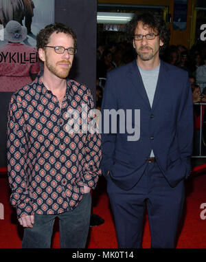 I fratelli Coen, Joel e Ethan arrivando alla premiere di Ladykillers al El Capitan Theatre di Los Angeles. Marzo 12, 2004. - CoenJoel Ethan058.JPG - CoenJoel Ethan058.JPGCoenJoel Ethan058 evento nella vita di Hollywood - California, tappeto rosso Evento, verticale, STATI UNITI D'AMERICA, industria cinematografica, celebrità, fotografia, Bestof, arte cultura e intrattenimento, Topix celebrità moda / dal tappeto rosso-, verticale, migliori della vita di Hollywood, evento nella vita di Hollywood - California, tappeto rosso , STATI UNITI, industria cinematografica, celebrità celebrità di film, TV celebritie Foto Stock