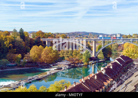 Kornhausbrucke, ponte sul fiume Aara e la città vecchia di Berna, Svizzera Foto Stock