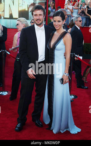 Courteney Cox e il marito David Arquette arrivando al 55th annuale di Emmy Awards presso lo Shrine Auditorium di Los Angeles. Settembre 21, 2003. - CoxCourtenay ArquetteD042.JPG - CoxCourtenay ArquetteD042.JPGCoxCourtenay ArquetteD042 evento nella vita di Hollywood - California, tappeto rosso Evento, verticale, STATI UNITI D'AMERICA, industria cinematografica, celebrità, fotografia, Bestof, arte cultura e intrattenimento, Topix celebrità moda / dal tappeto rosso-, verticale, migliori della vita di Hollywood, evento nella vita di Hollywood - California, tappeto rosso , STATI UNITI, industria cinematografica, celebrità Foto Stock