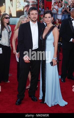 Courteney Cox e il marito David Arquette arrivando al 55th annuale di Emmy Awards presso lo Shrine Auditorium di Los Angeles. Settembre 21, 2003. - CoxCourtenay ArquetteD043.JPG - CoxCourtenay ArquetteD043.JPGCoxCourtenay ArquetteD043 evento nella vita di Hollywood - California, tappeto rosso Evento, verticale, STATI UNITI D'AMERICA, industria cinematografica, celebrità, fotografia, Bestof, arte cultura e intrattenimento, Topix celebrità moda / dal tappeto rosso-, verticale, migliori della vita di Hollywood, evento nella vita di Hollywood - California, tappeto rosso , STATI UNITI, industria cinematografica, celebrità Foto Stock