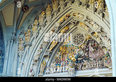 Ingresso principale del Minster cattedrale con il famoso Giudizio Universale scultura in pietra del XV secolo, Berna, Svizzera Foto Stock