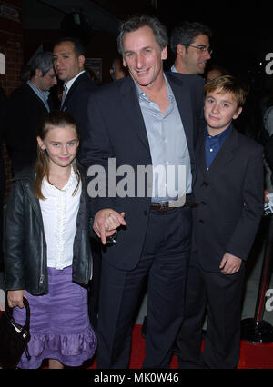 Matt Craven e i suoi bambini che arrivano al ' Timeline Premiere ' al Mann' National Theatre di Los Angeles. Novembre 19, 2003. - CravenMatt kids004.JPG - CravenMatt kids004.JPGCravenMatt kids004 evento nella vita di Hollywood - California, tappeto rosso Evento, verticale, STATI UNITI D'AMERICA, industria cinematografica, celebrità, fotografia, Bestof, arte cultura e intrattenimento, Topix celebrità moda / dal tappeto rosso-, verticale, migliori della vita di Hollywood, evento nella vita di Hollywood - California, tappeto rosso , STATI UNITI, industria cinematografica, celebrità celebrità di film, TV celebrità, Foto Stock