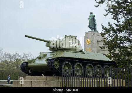 Berlino, Germania - 14 Aprile 2018: carro armato sovietico T-34 nella parte anteriore della statua del soldato sovietico alla guerra sovietica Memorial Tiergarten di Berlino, Germania Foto Stock