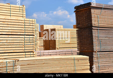 Impianto industriale segheria - stoccaggio dei pannelli in legno Foto Stock