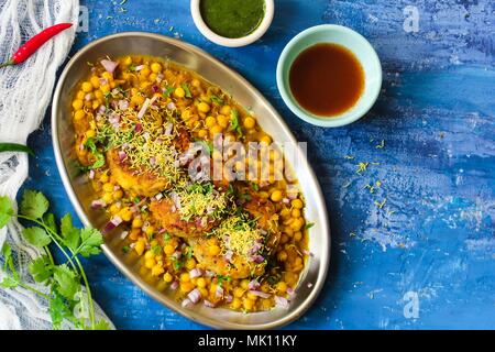 Ragda Pattice / Indian street food Alu Chat Tikki fatta di polpette di patate fagioli bianchi servire con tamarind chutney di coriandolo Foto Stock