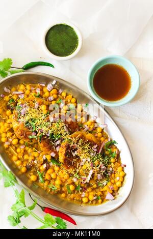 Ragda Pattice / Mumbai street food(Chat) fatta di polpette di patate fagioli bianchi servire con tamarind chutney di coriandolo Foto Stock