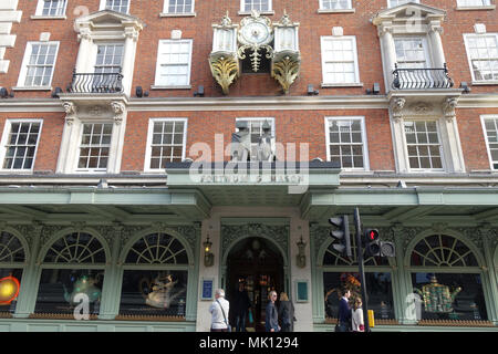 Vista ravvicinata della Fortnum & Mason department store di Piccadilly Londra Foto Stock