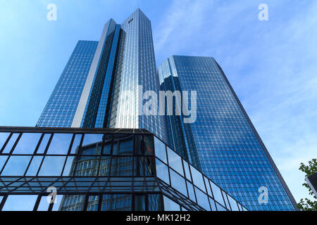 Deutsche Bank Headquarters tower, un moderno grattacielo nel centro di Francoforte, Germania Foto Stock