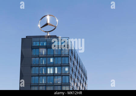 Mercedes Benz logo nella parte superiore di un grattacielo moderno nella città di Berlino, Germania Foto Stock