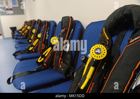 Briefing Room con giubbotti di salvataggio e apparato di respirazione a Sumburgh airport per i lavoratori offshore da indossare quando si va a offshore oilrigs Foto Stock