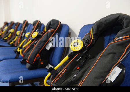 Briefing Room con giubbotti di salvataggio e apparato di respirazione a Sumburgh airport per i lavoratori offshore da indossare quando si va a offshore oilrigs Foto Stock