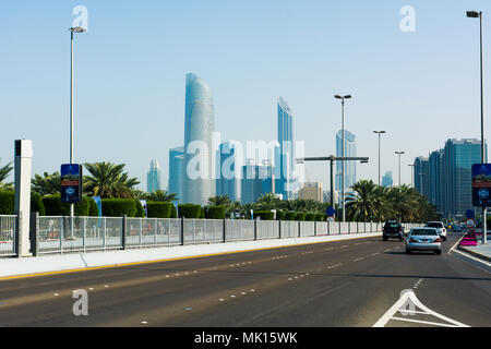 Abu Dhabi, Emirati Arabi Uniti - 27 Gennaio 2018: vista panoramica di edificio moderno in Abu Dhabi downtown dalla Corniche Road a tempo di giorno Foto Stock