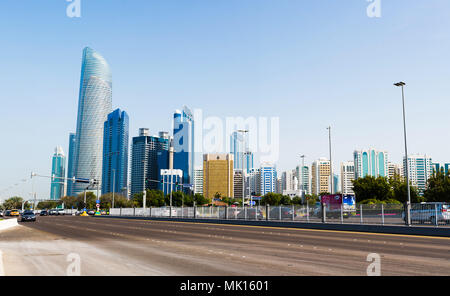 Abu Dhabi, Emirati Arabi Uniti - 27 Gennaio 2018: vista panoramica di edificio moderno in Abu Dhabi downtown dalla Corniche Road a tempo di giorno Foto Stock