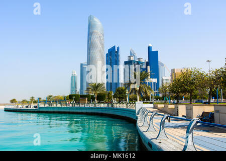 Abu Dhabi, Emirati Arabi Uniti - 27 Gennaio 2018: moderni edifici del centro cittadino di Abu Dhabi vista dall'area di passeggio in riva al mare in una giornata di sole Foto Stock