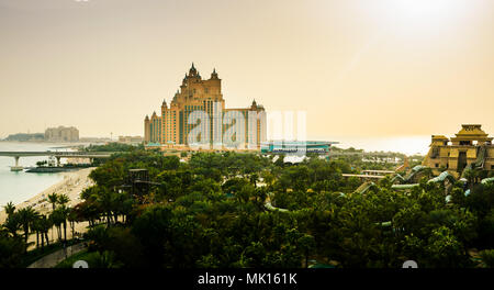 Dubai, Emirati Arabi Uniti - 24 Febbraio 2018: Atlantis hotel sul Palm Jumeirah island, vista dal parco acquatico di attrazione turistica in Dubai, Onu Foto Stock